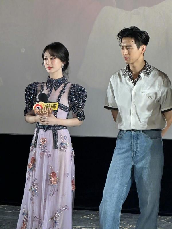 今天杨紫和李现一起宣传新剧，两位站在一起真的好般配，像一对年轻的情侣。杨紫这