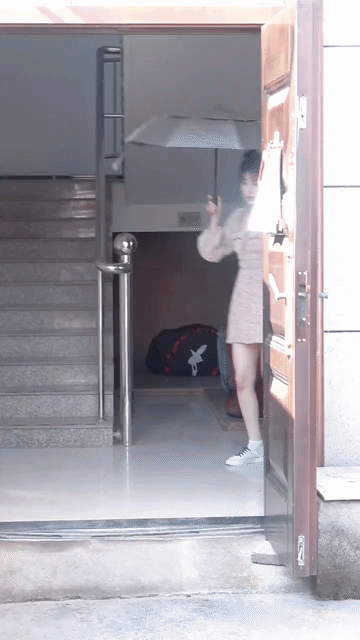 张含韵也有36岁了，眼看就要奔四了，怎么这走路姿势，表情动作，说话腔调都还带着一