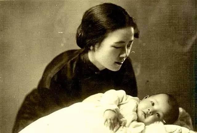 🌞1953年的一次会议上，林徽因指着时任北京副市长吴晗的鼻子：“我林氏满门