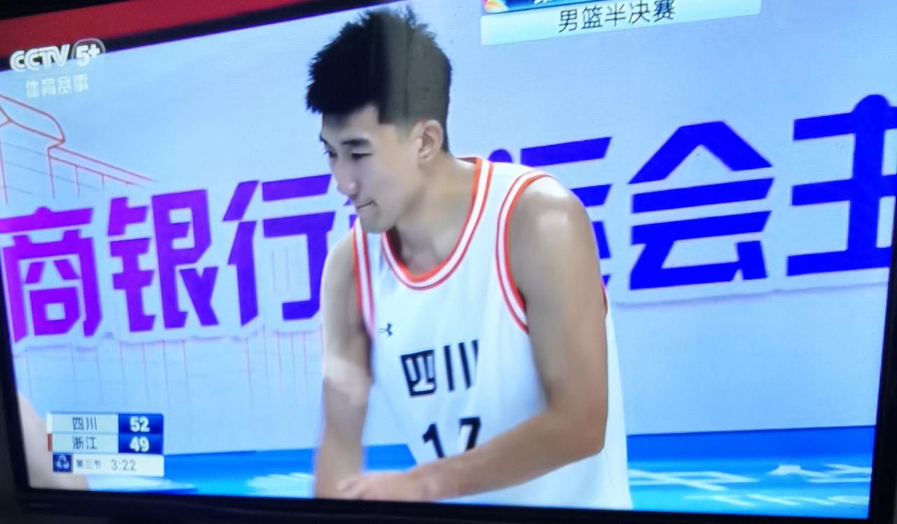 押宝周琦，就是仰仗冰山四川省体育局砸重金招揽豪华雇佣军，这回只能争夺铜牌了。四