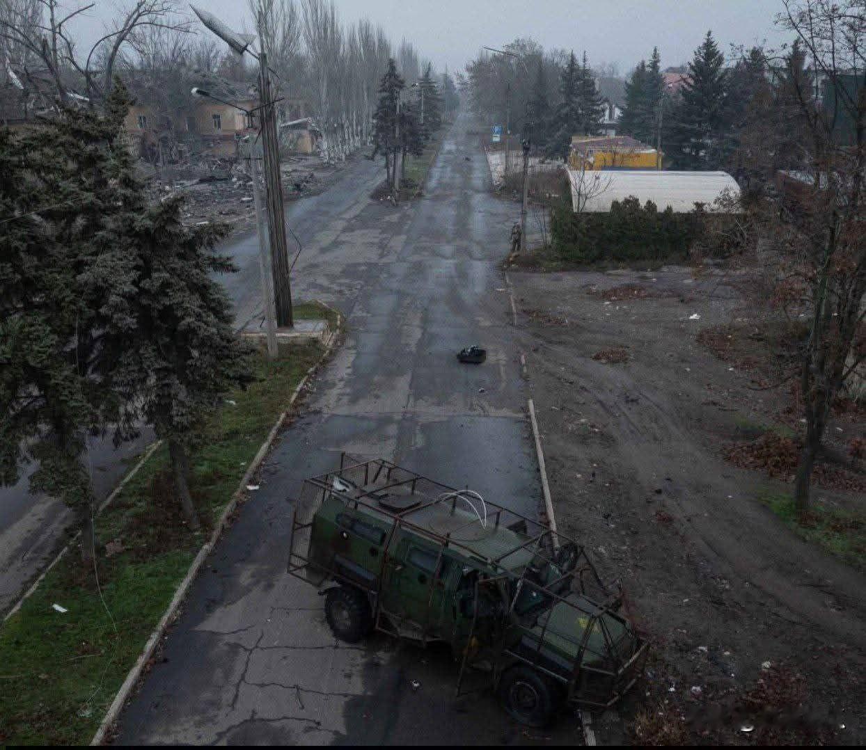 乌军士兵不上战场的好办法。乌媒称，乌克兰精锐部队纪律问题很严重，比如第128独