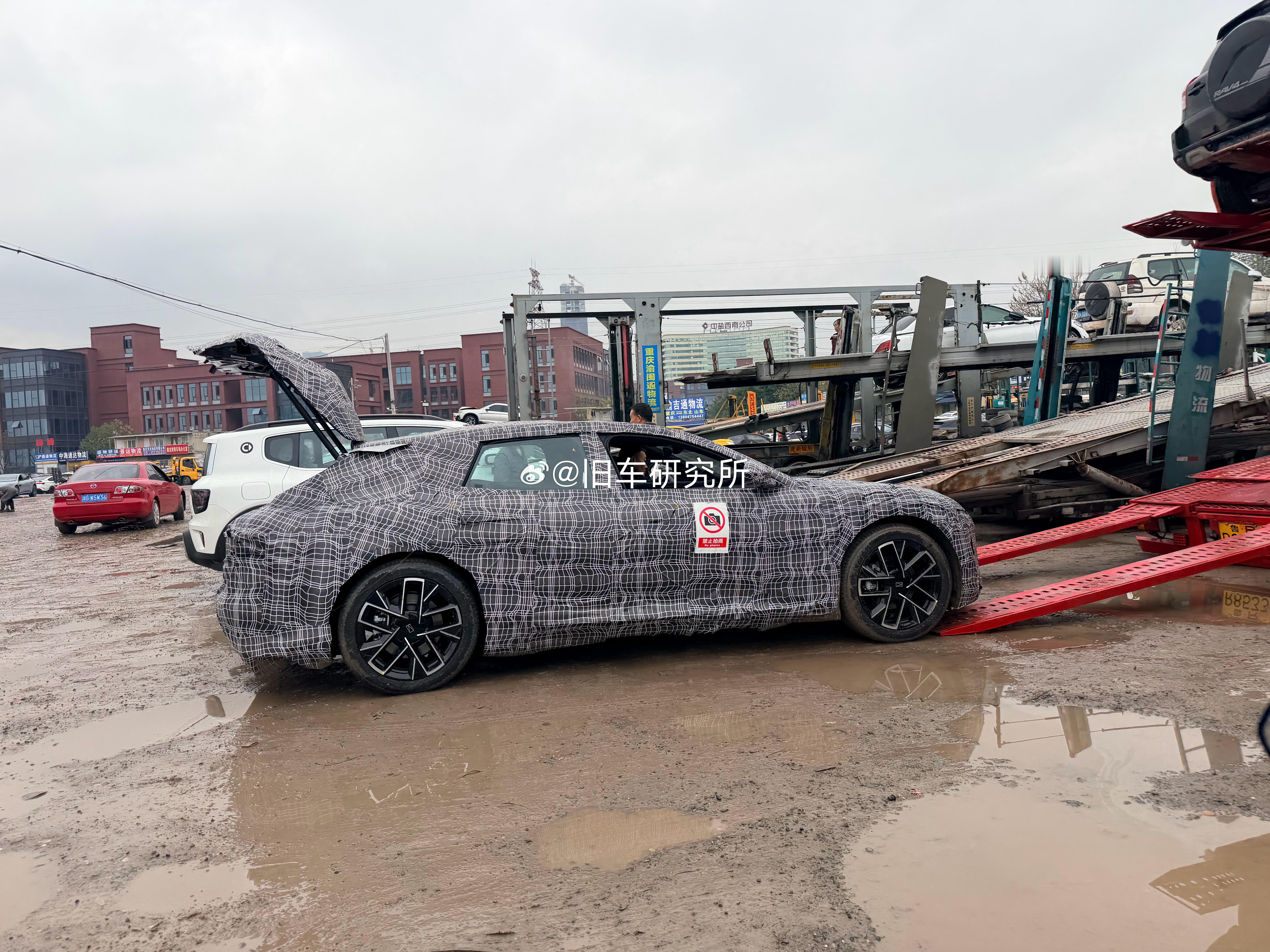 昨天在物流园遇到几台测试车。图1阿维塔的新车吗？外观还挺好看的。