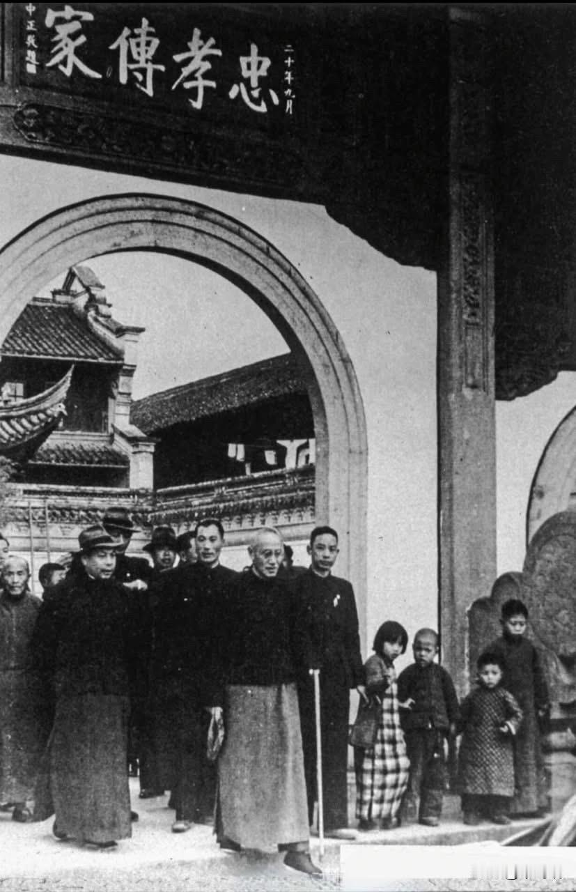 1949年的春节，浙江奉化溪口的蒋氏宗祠里，蒋介石带着儿子蒋经国完成祭祖仪式。