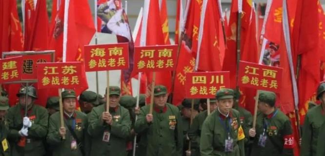 1984年，一位军嫂愤怒地将解放军军官丈夫告上了法庭。在法庭上，军嫂质问丈夫：“