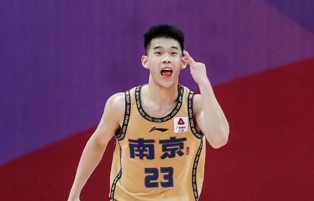 恭喜林葳今年终于有球打啦！而且是美国名校俄勒冈大学，其实这水平远远比CBA要高，