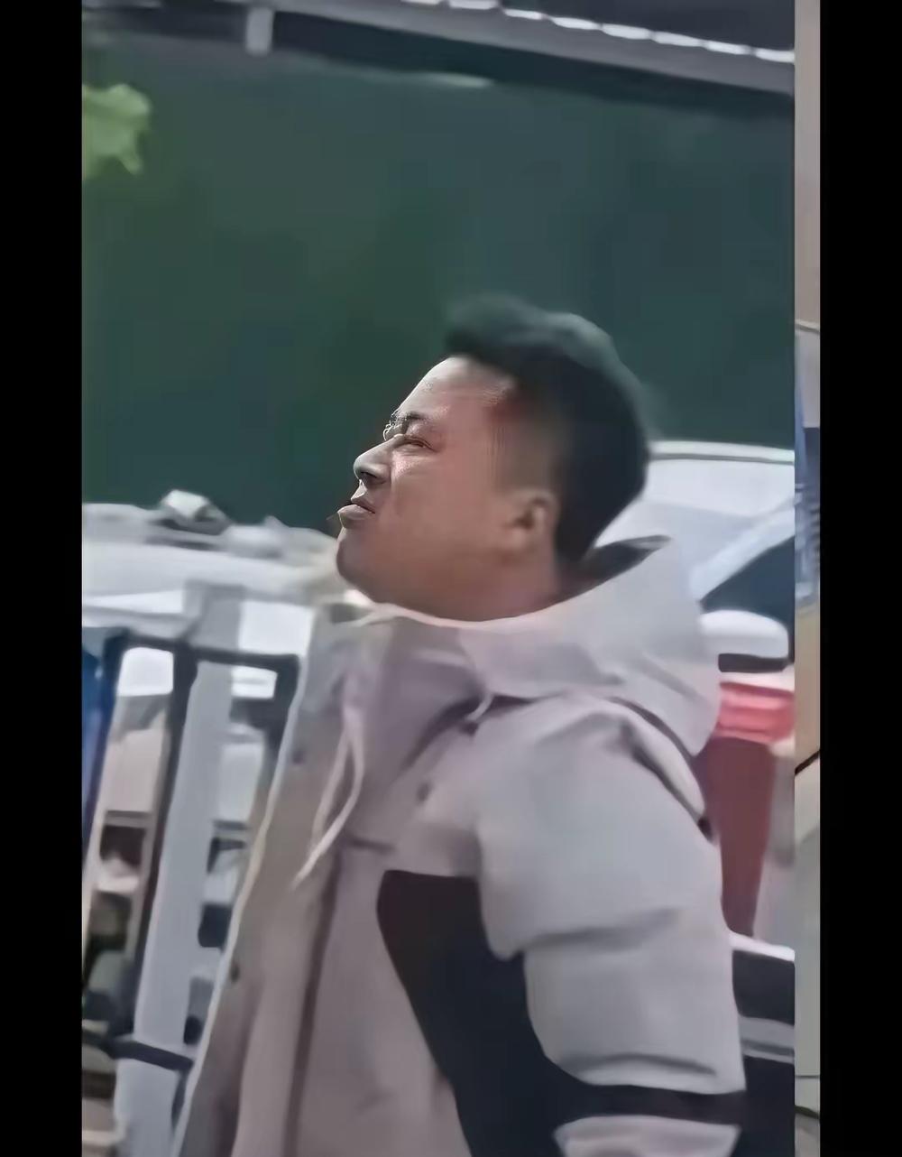 那站长被捅前多嚣张？头颅挺得老高，怎么也想不到，老实人真会跟他玩命！一刀下去眼神