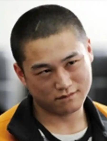 法庭上，20岁马金库歪着身子靠在被告席，全程面带笑意，他对法官说：“我希望法官能