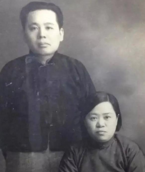 1913年，张恨水新婚之夜，在掀起新娘盖头之时，却被吓得惊慌失措，并大喊：“娘，