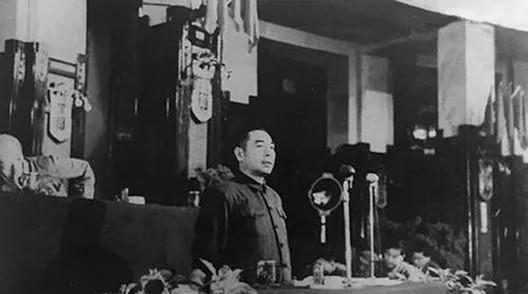 为什么开国总理必须是周恩来？从三个方面来说，资历，能力，人际关系。194