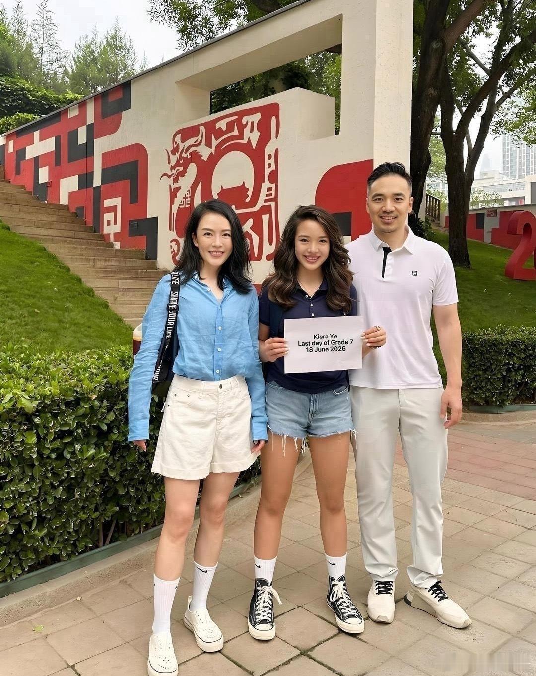 女儿都长大了，妈妈还是和以前一样美​​​