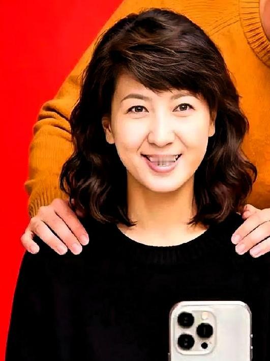 闫学晶大概率也没料到，亲妈一句气话能把自己推回舆论漩涡。“咱们天天吃燕窝，气