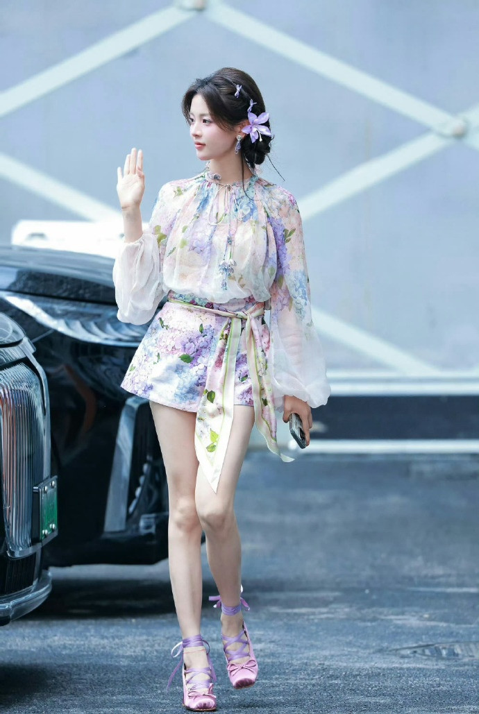 杨超越的造型师是突然开窍了吗？之前不是这个风格​​​
