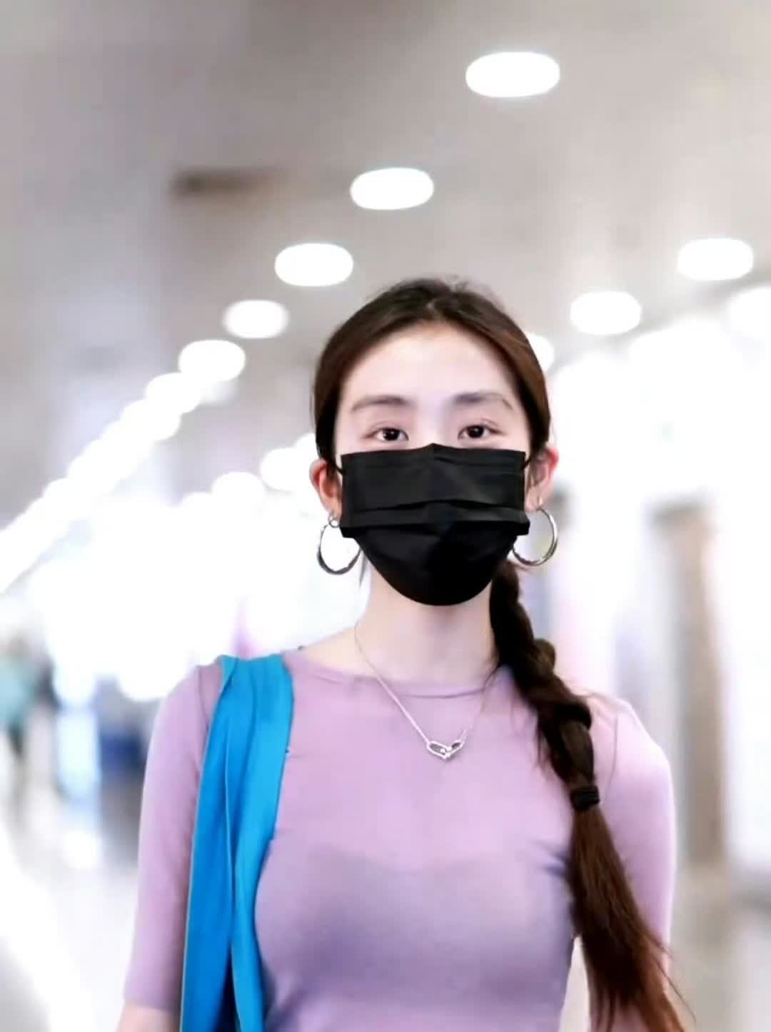 黄多多身穿透视装现身机场，纯洁的脸庞却有一颗躁动的心，她就是纯欲的结合体吧……