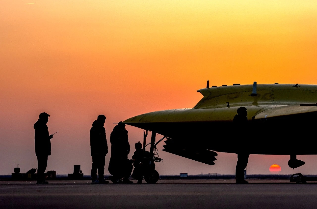 【彩虹7无人机成功首飞】近日，我国新型高空高速长航时无人机彩虹-7成功首飞。此前