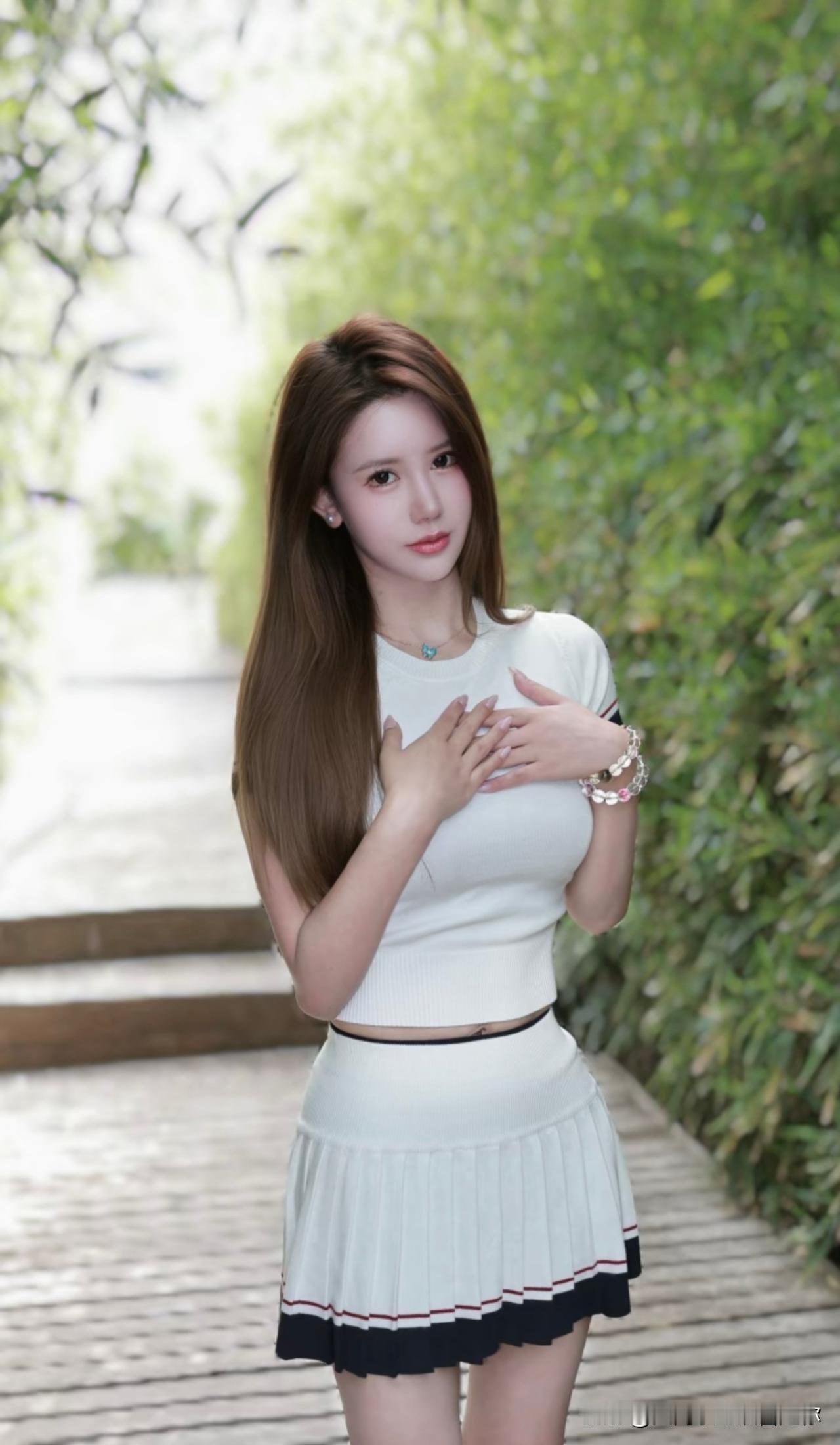 北方姑娘，就像那清凌凌的黄河水陈酿出的佳酿。她们生长在广柔平原，带着燕赵大地的豪