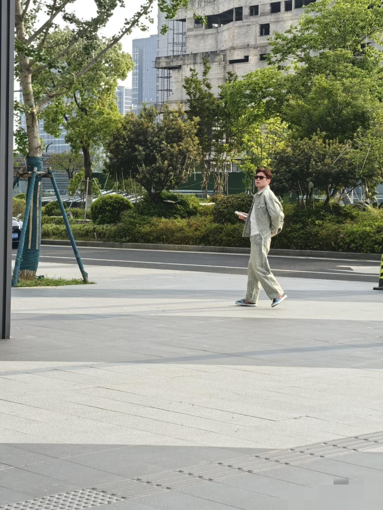 追觅CEO俞浩独自走在江苏吴中太湖新城的街道，像是一个人回家，不带保镖打扮朴素，