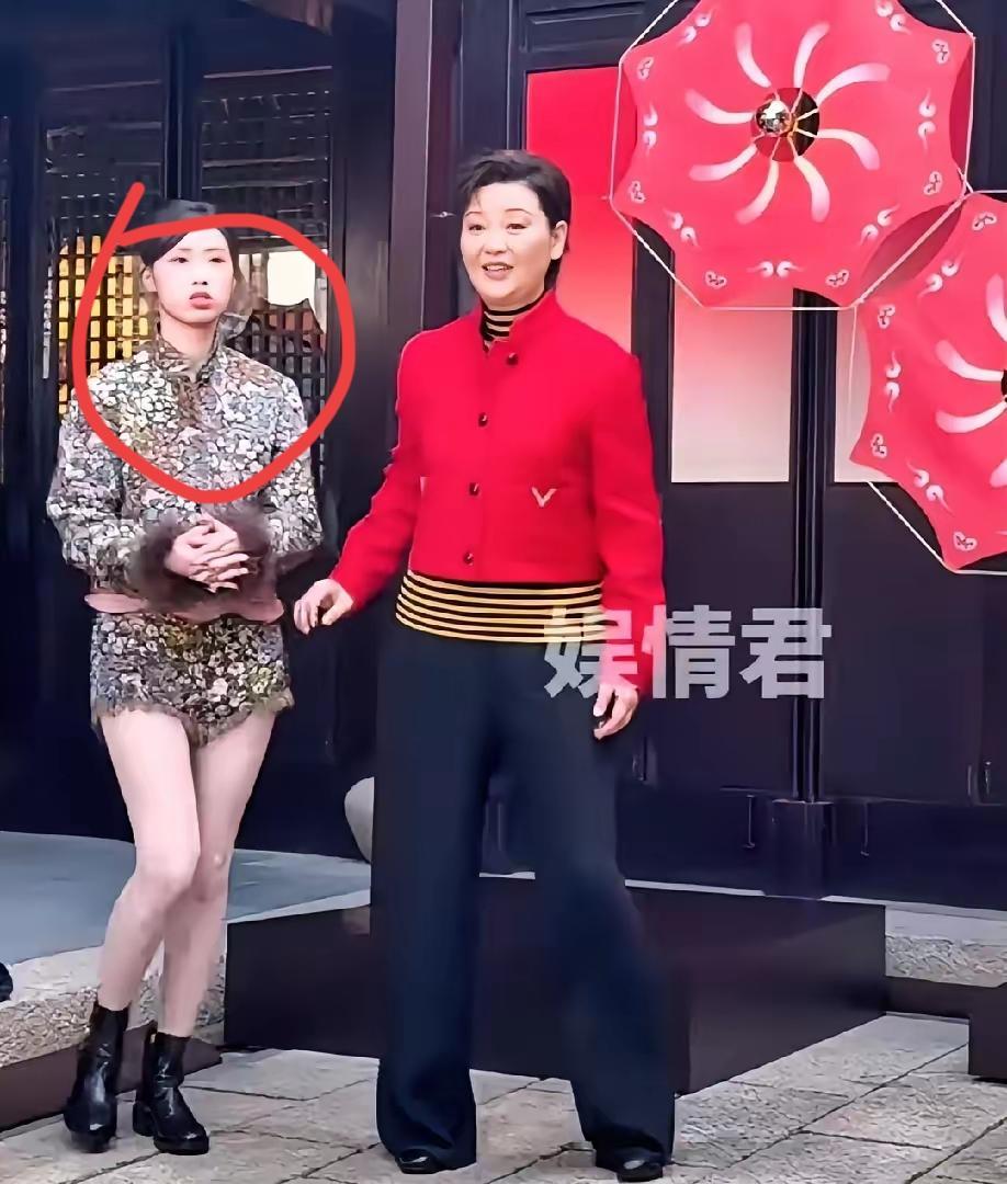 冯小刚女儿和徐帆没血缘关系，却越长越像。基因这事，99.9%的情况下都是铁律，