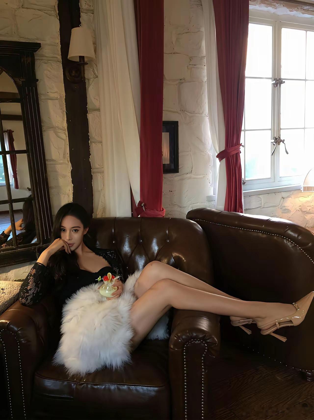 男女约会注意事项。第一，最好约在傍晚，傍晚夜色模糊，会让人更好看，而且有夜色掩护