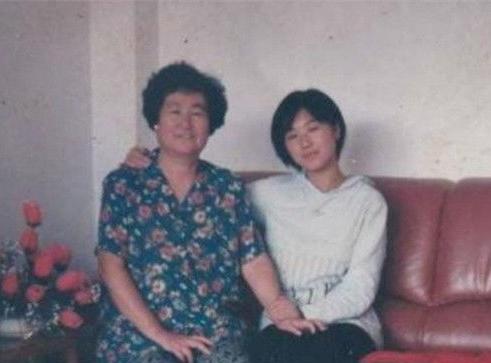 2000年辽宁的一对农民夫妻，为了将女儿送到国外留学，跟人借了七万块钱，然而女儿