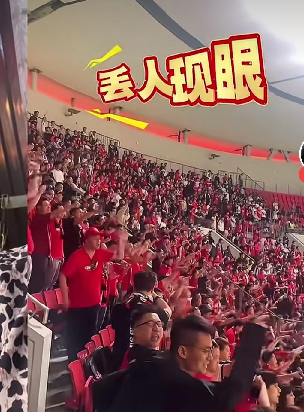 足球赛输了，观众席上“丢人现眼”的喊声此起彼伏，惹得“国脚”眼珠子都想瞪出来。