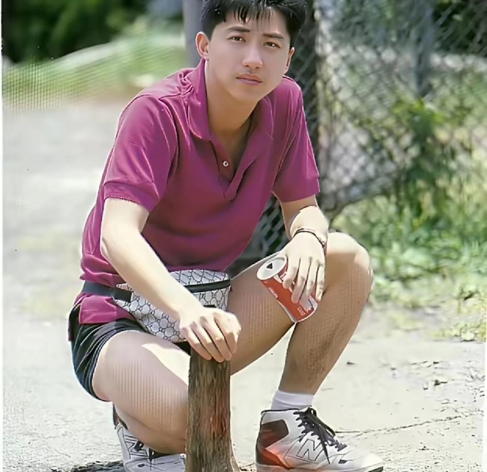 27岁的庾澄庆，曾以又潮又帅、深情温柔的模样，让伊能静甘愿相恋14年，无需盛大婚