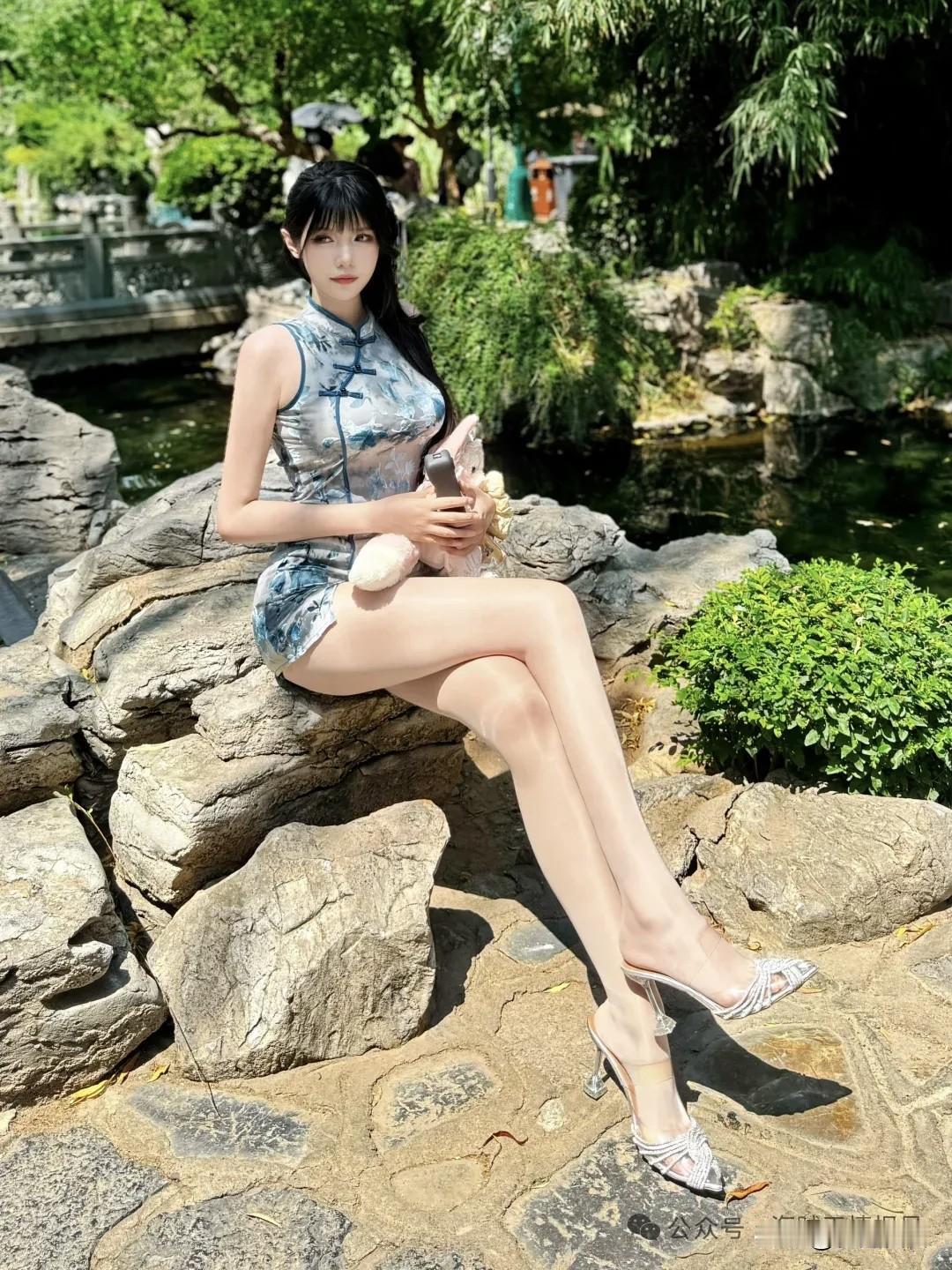 旗袍和亮丝的完美碰撞，简直不要太亮眼！