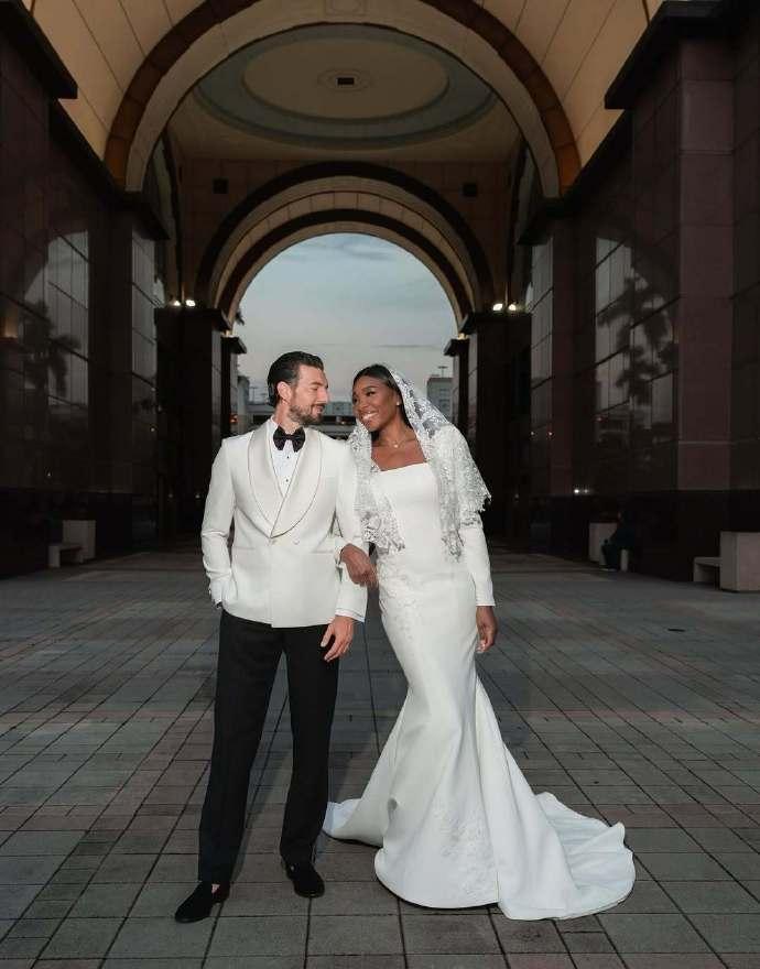 41岁，第一次结婚，还不退役。她把请柬裁到只剩亲友名单，在佛罗里达完成了仪式。