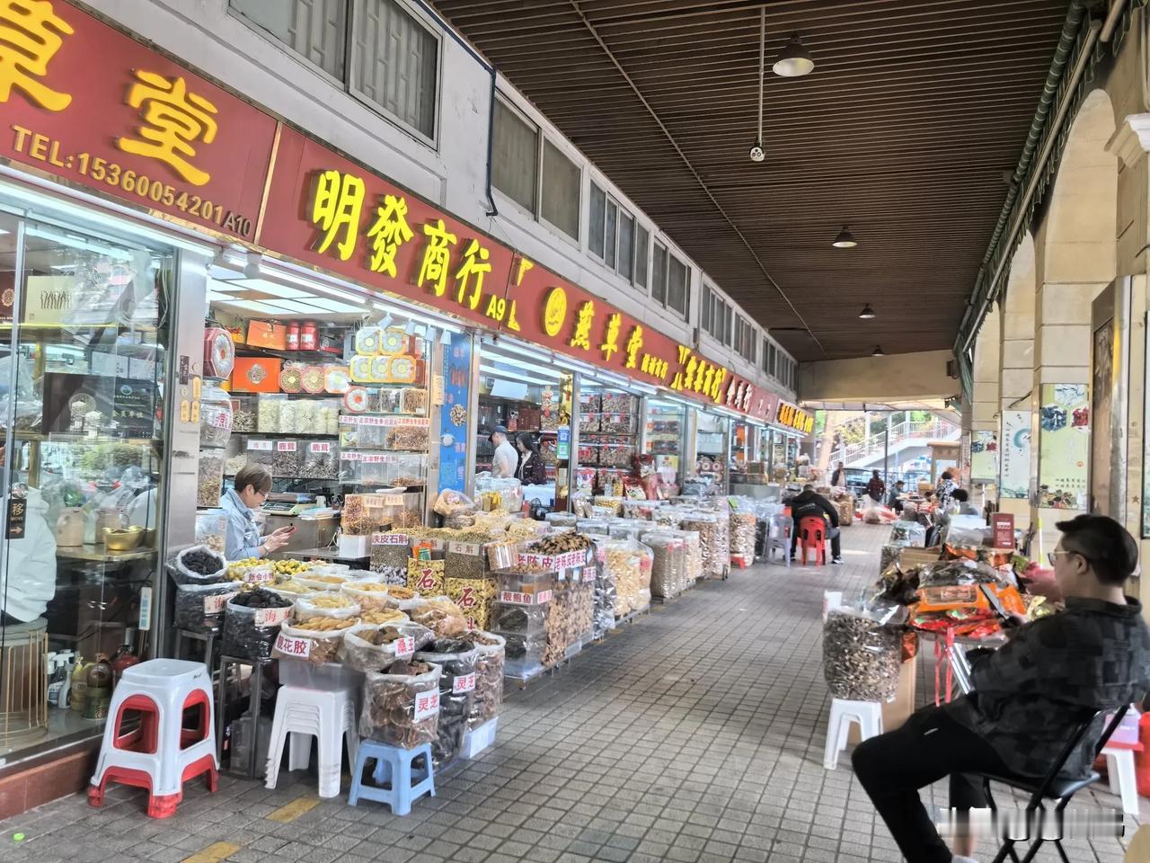 广东最大的滋补品药材市场｜黄沙清平市场。街道两侧，密密麻麻的店铺比肩而立