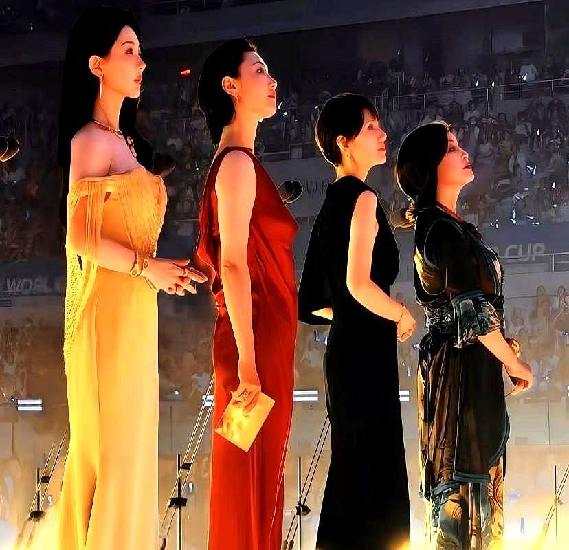 百花奖同框照，彻底暴露了演员真实的职场段位。2026年8月，刘晓庆、袁泉、白