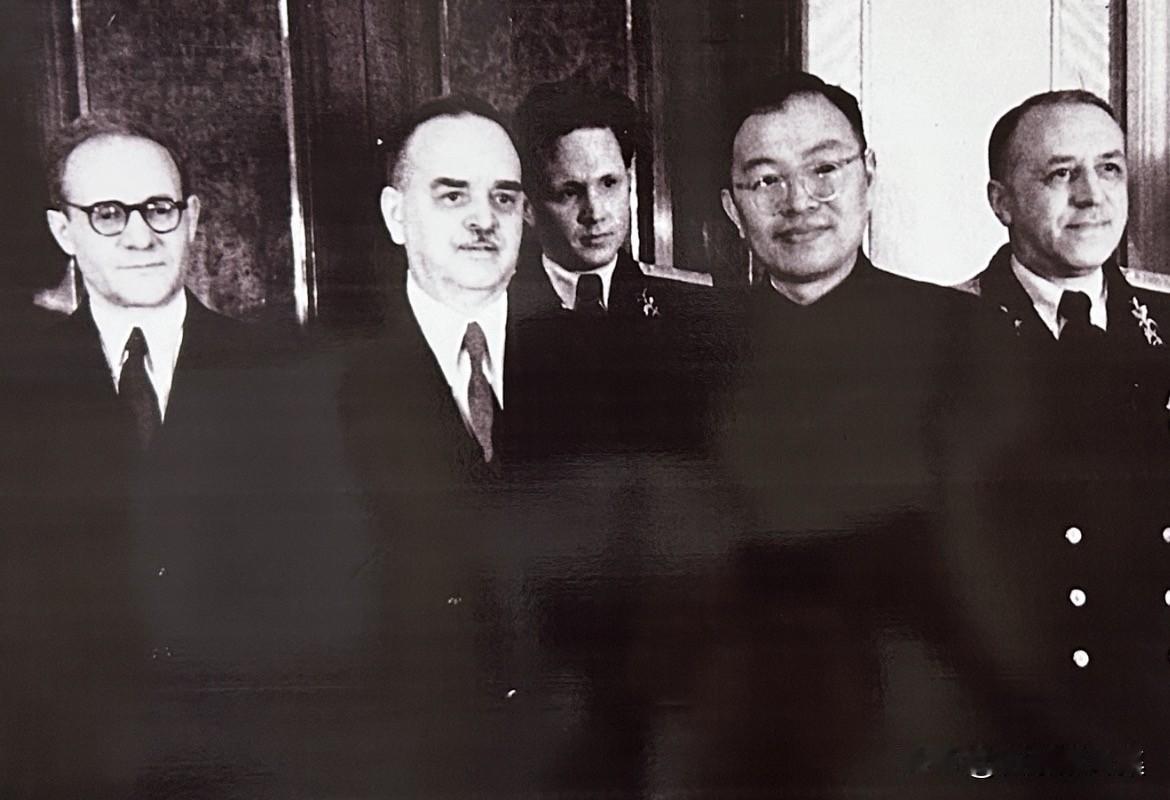 1951年4月18日，张闻天作为中华人民共和国第二任驻苏联特命全权大使，向苏联最