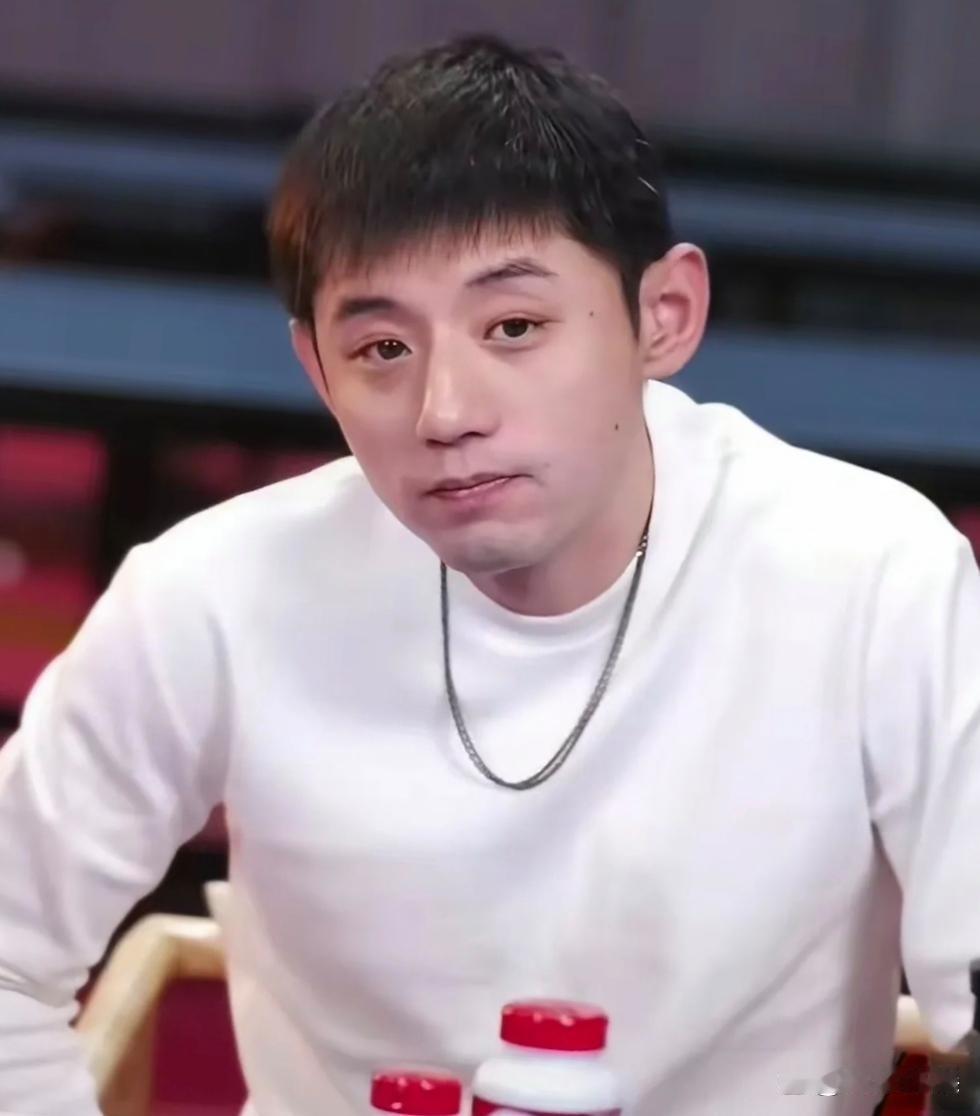 张继科这人，从来不知道什么叫避嫌。前两天直播，弹幕刷屏问他：在你眼里，男乒历史最
