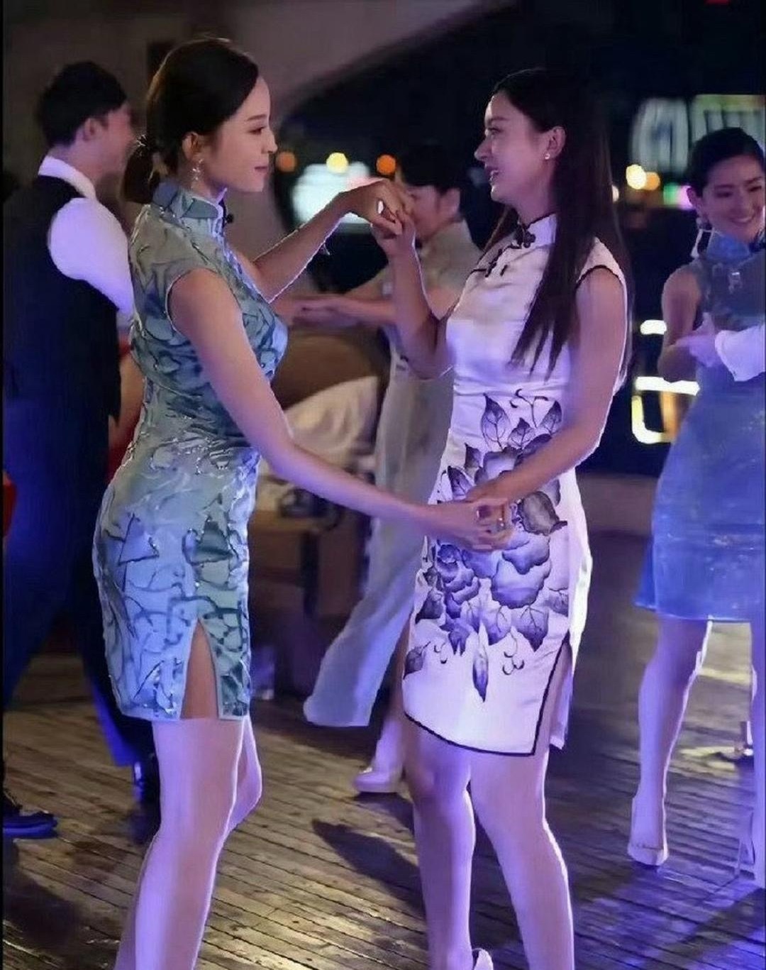 赵丽颖当年和娜扎合影的旧照，这个时候的身材真的是瘦而不柴啊