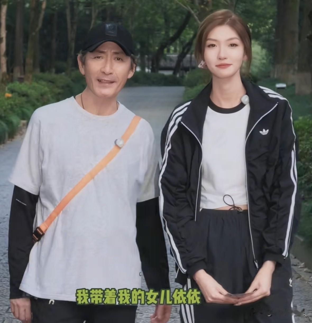张子健，罕见与女儿同框！9月22号，张子健罕见在社交平台发了条与27岁女儿