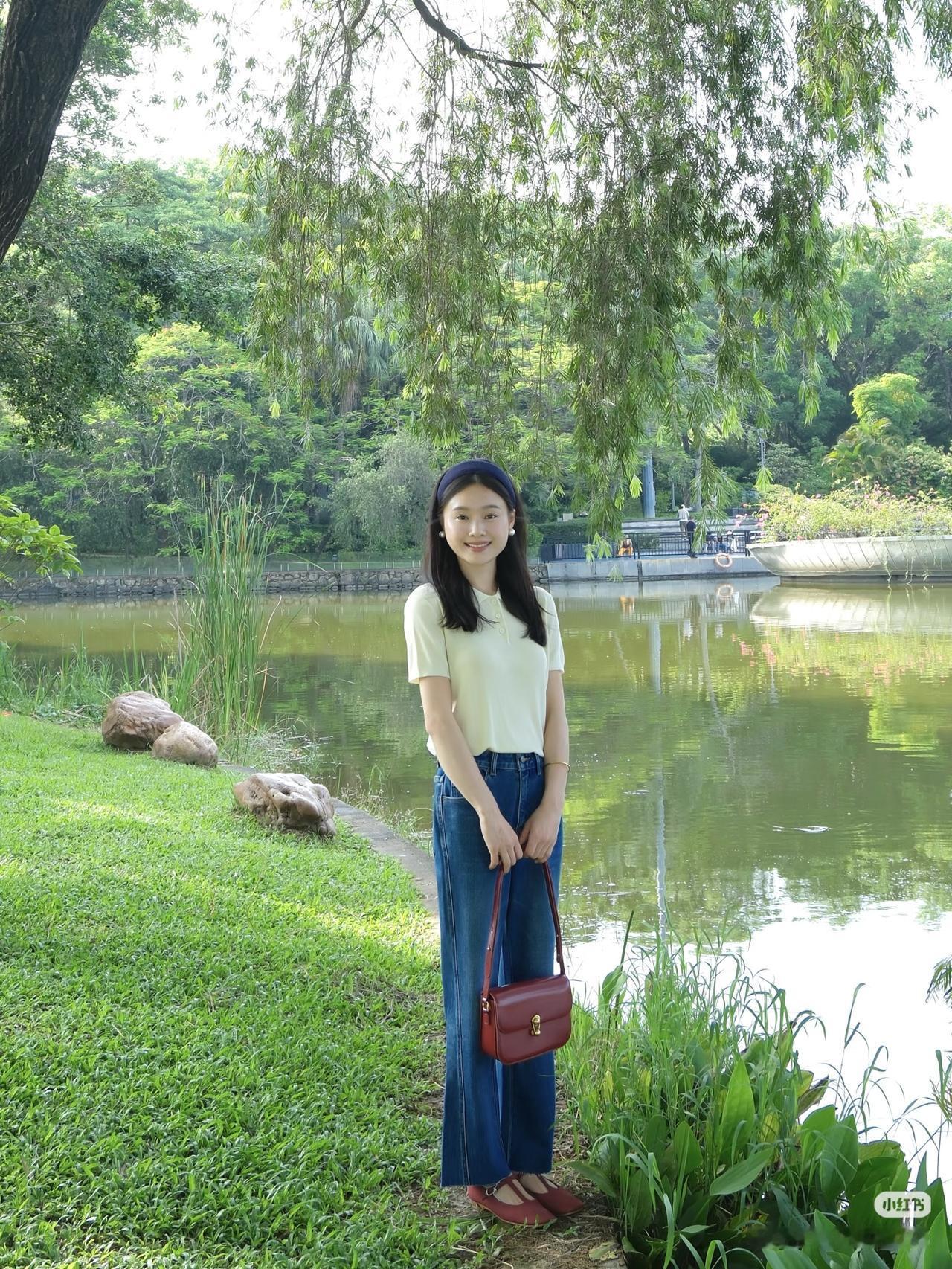 湖畔绿意浓，笑语映波光。