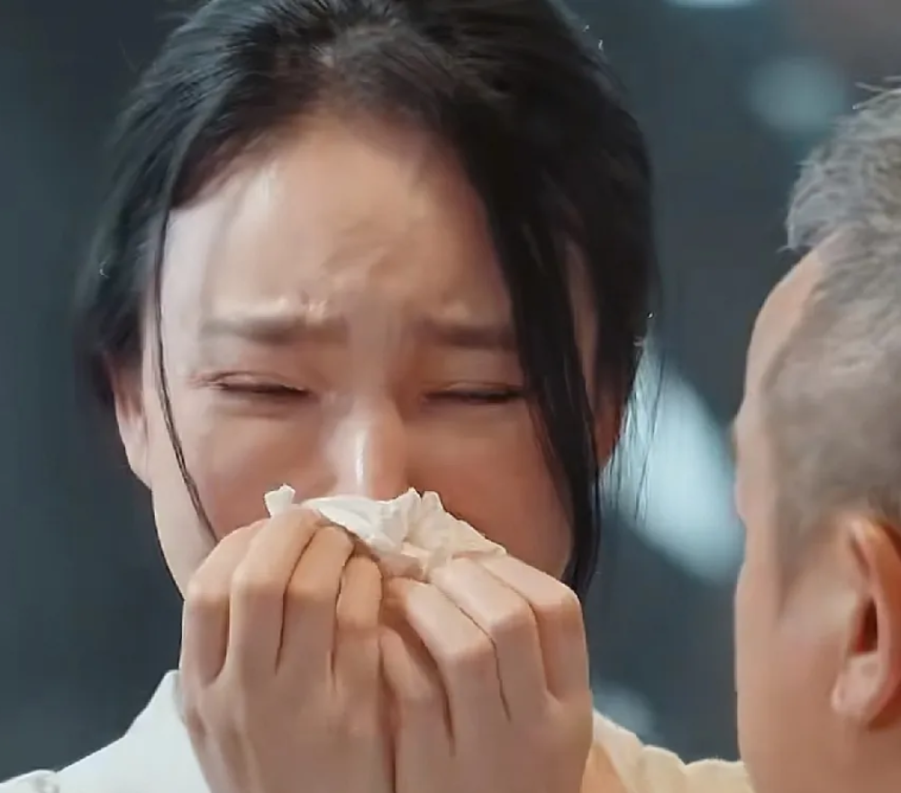 刘雨欣这张脸真的毁在了整容上了，高清镜头下其面部出现歪斜、凹凸不平，疑似填充物位