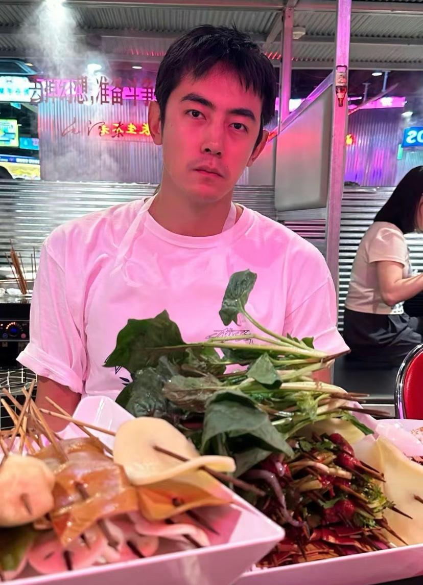 阚清子都显怀了，前任还没释怀可能是阚清子现在太幸福也可能是纪凌尘没有太幸福
