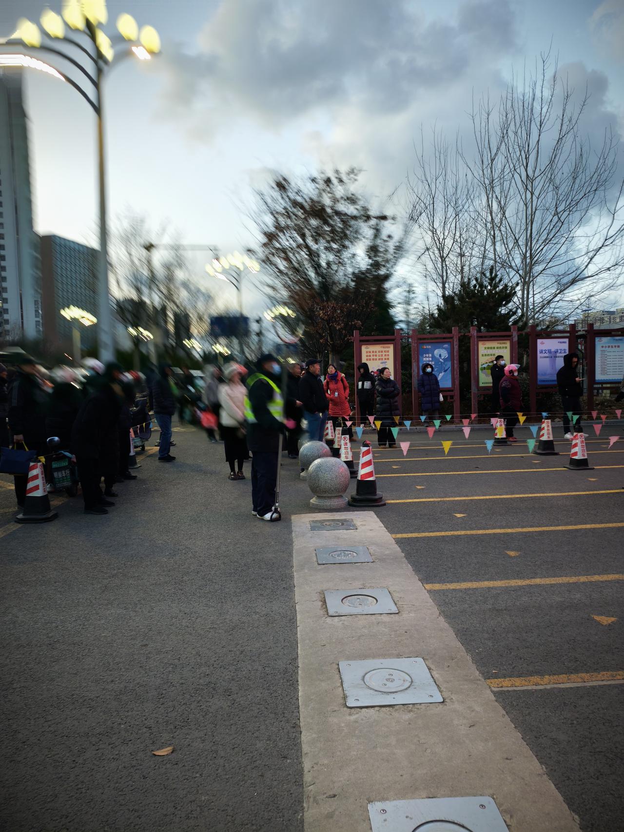 今天接儿子放学的时候发现家长导护取消了，是学校的保安大叔在执勤，估计跟张家界那位