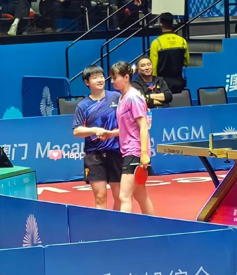 比赛中的莎莎，总是全力以赴，毫不手软。即使面对闺蜜刘炜珊，也照样“哐哐”猛打，完