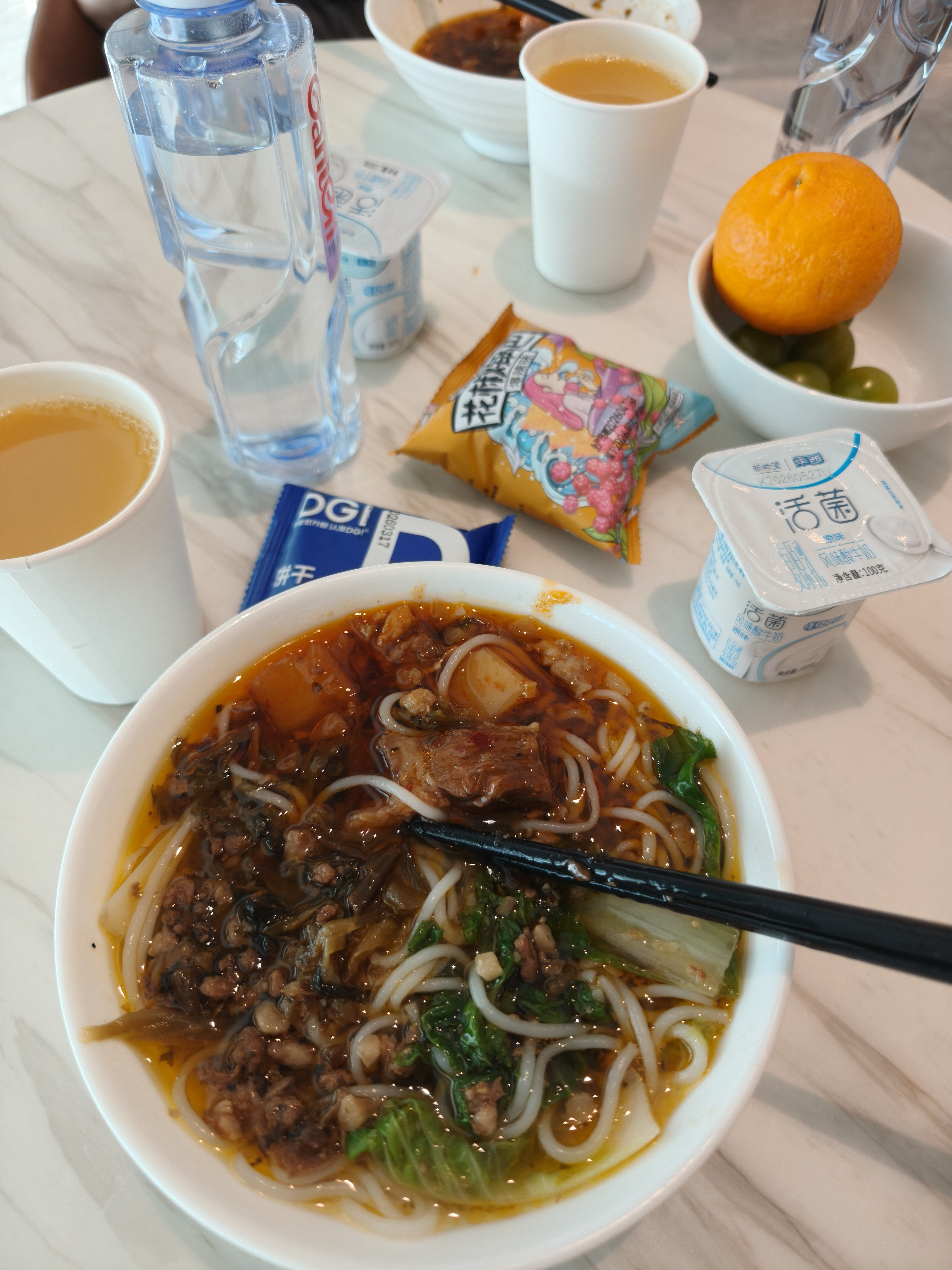 成都双流机场休息室这个辣度，和长沙有得一比，好吃😋。口感口味来说，比这几天在外