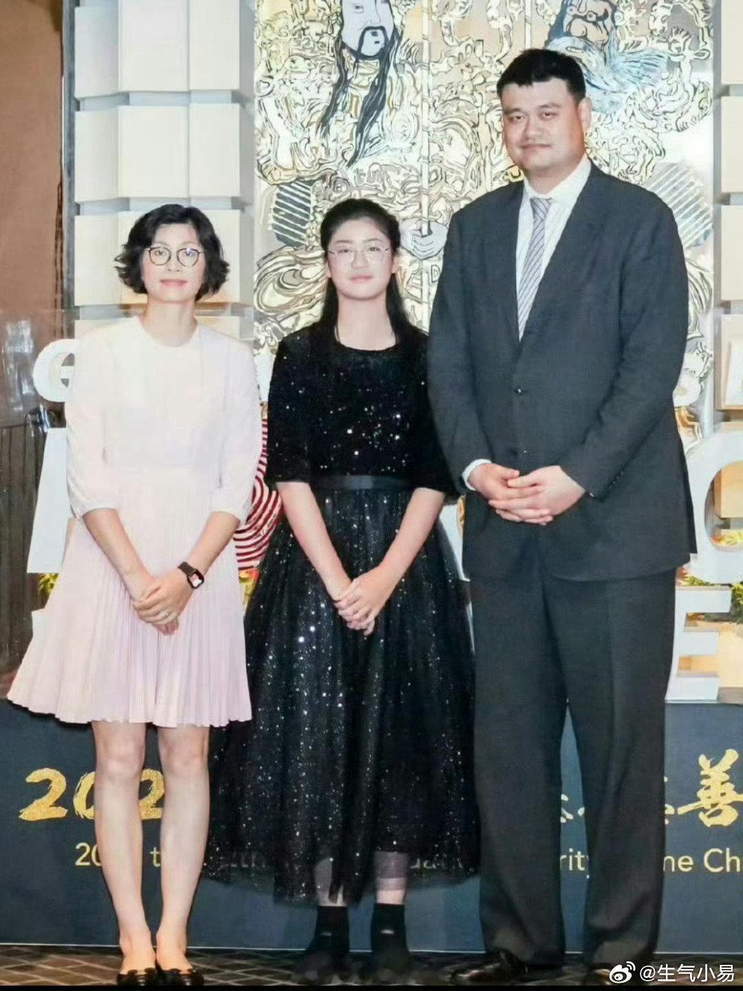姚明和女儿在散步，爷俩长得太像了​