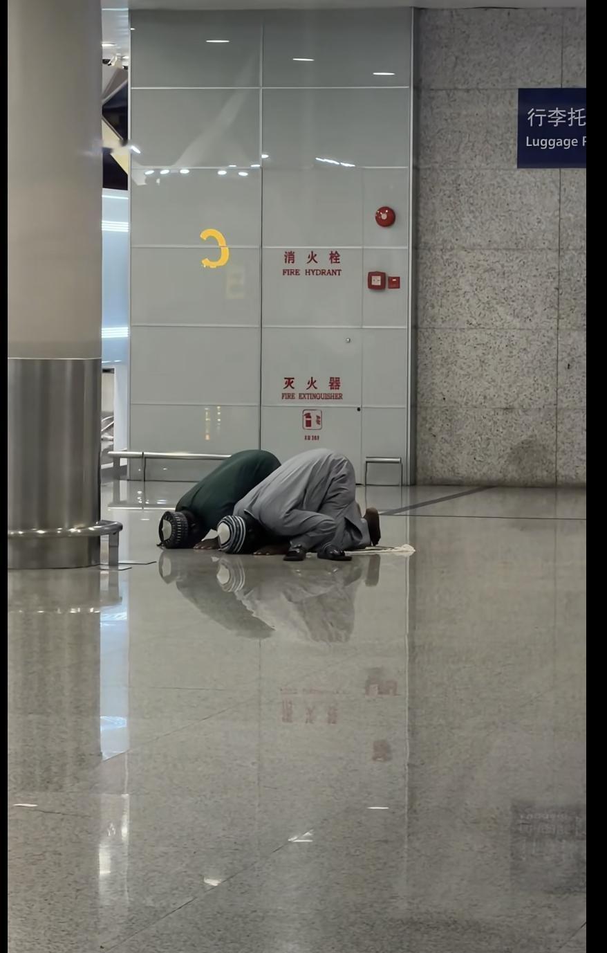 公众场合没有经过批准是不能进行宗教活动的吧？在我们的国家，任何宗教都不能扰乱公众