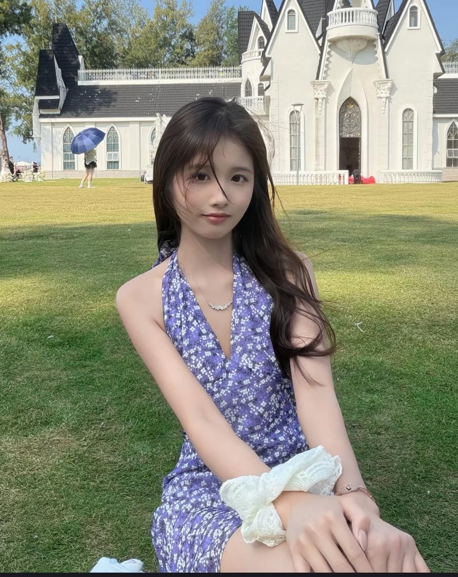 什么才是真正的美女？看完这张照片，一下子就明白了。蓝天下的草坪，童话城堡做