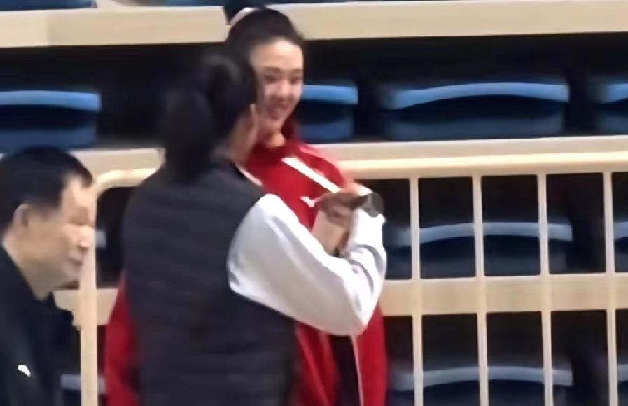 张常宁赛后冲向对手阵营！这一幕比夺冠更破防！江苏队夺冠哨声刚落，