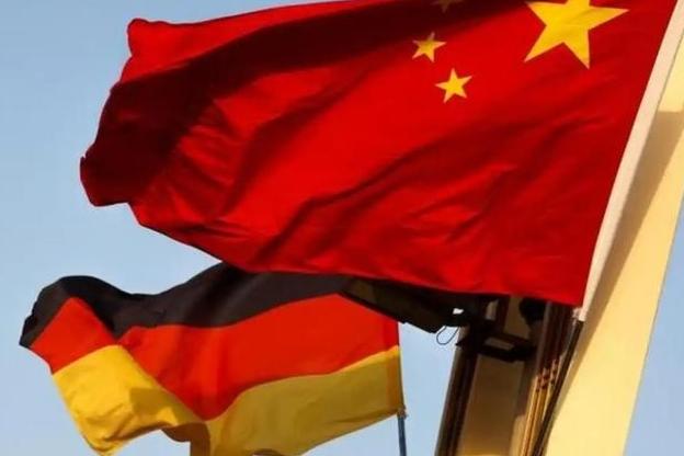 德国总理飞机未达中国，中国上千吨稀土已先抵德，谁料不到48小时，德国经济部竟立刻