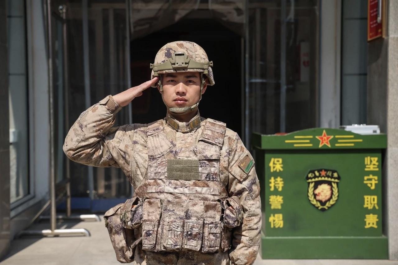 褚斌，中部战区陆军第83集团军“红一师”部队一级上士。入伍14年，他始终扎根战位