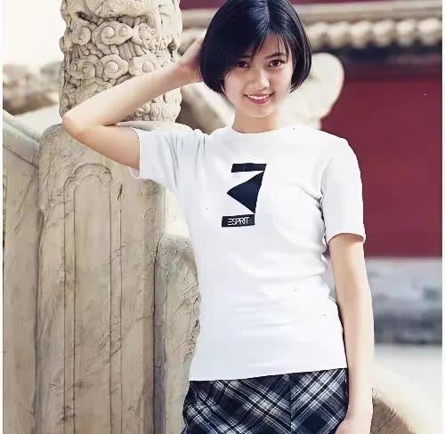 高圆圆年轻时的照片，清纯可爱，笑起来萌萌的，特别招人喜欢。