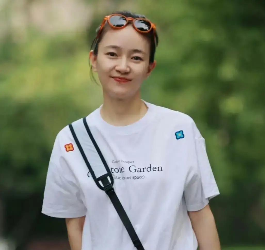 刘大锤又爆了，焦俊艳藏了四年的男人，终于被拍到了。2022年就有人拍到俩人同回一个小区，男方帮她拎行