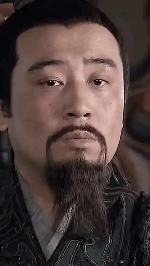 北方有位姓袁的先生想称帝，南方有位姓孙的先生在阻止他。孙先生一度委屈求全为了