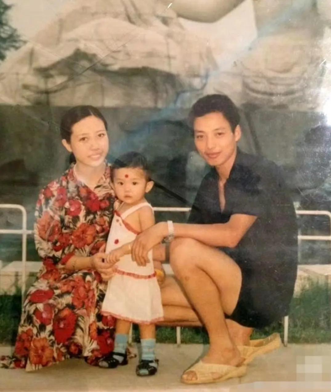 张含韵和父母的合照不得不说，她从小就是一个美人胚子从小长大都那么好看简直就