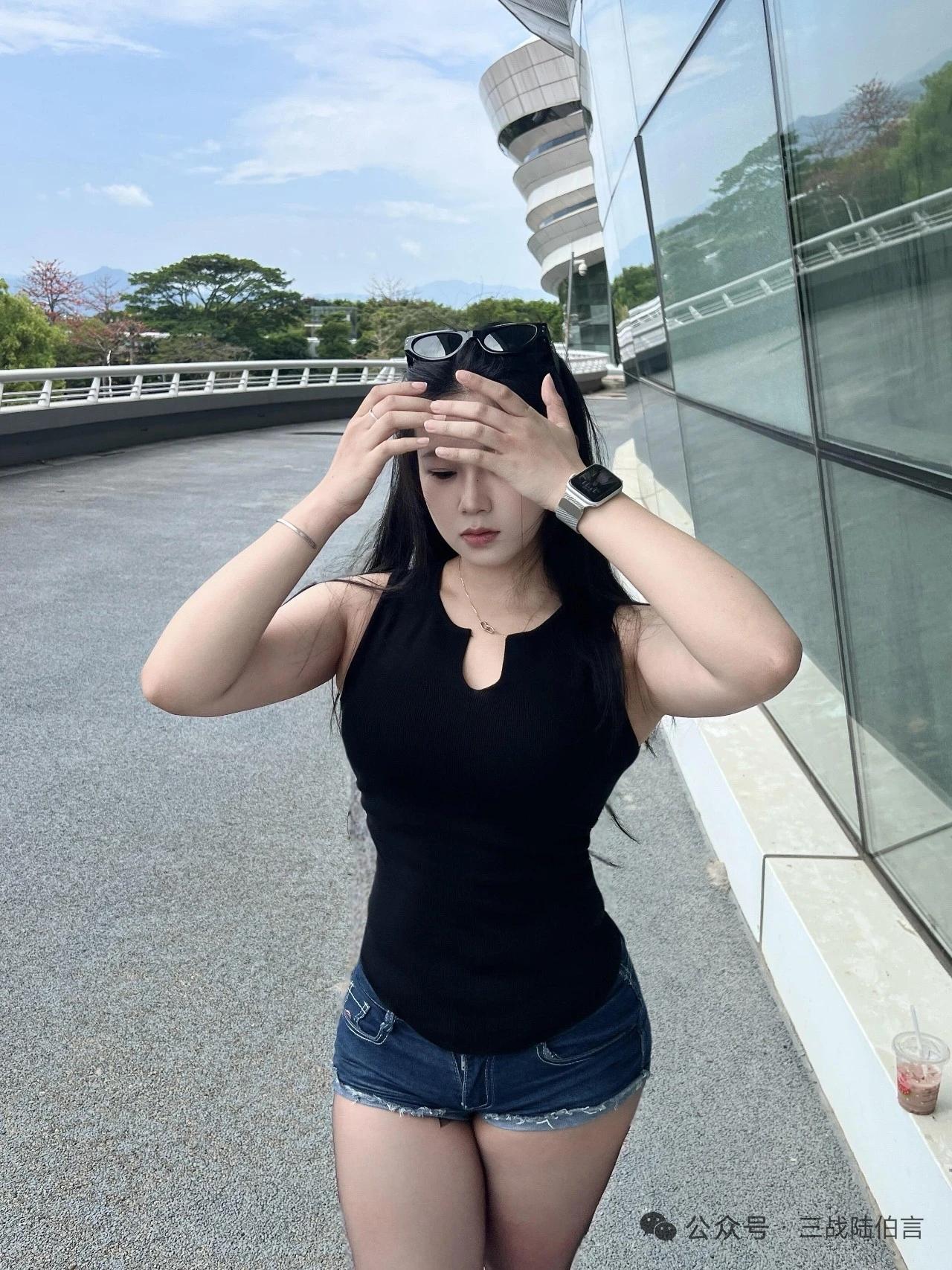 颜值COS：都市轻风：黑无袖牛仔短裤高跟鞋的简约韵致